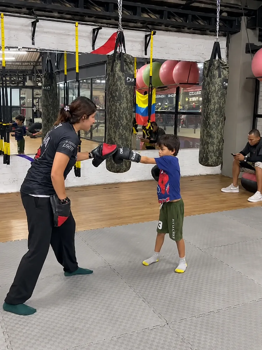 Niño practicando golpes con paos en la clase de Boxeo Kids de La Forja MMA, Cali